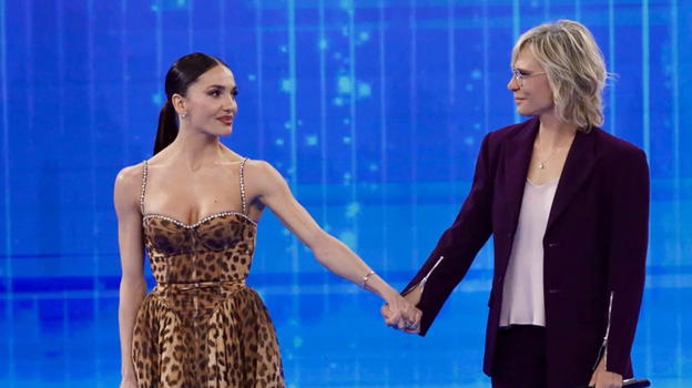 Elena D’Amario, in puntata ad Amici: la scelta e il significato dell’abito