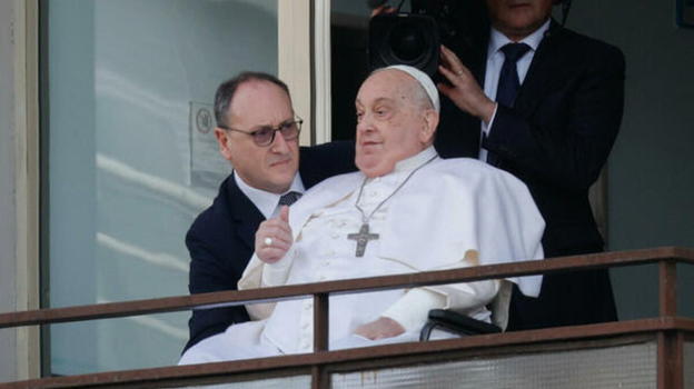Papa Francesco, le sue prime parole dal balcone del Gemelli: "Quella signora"