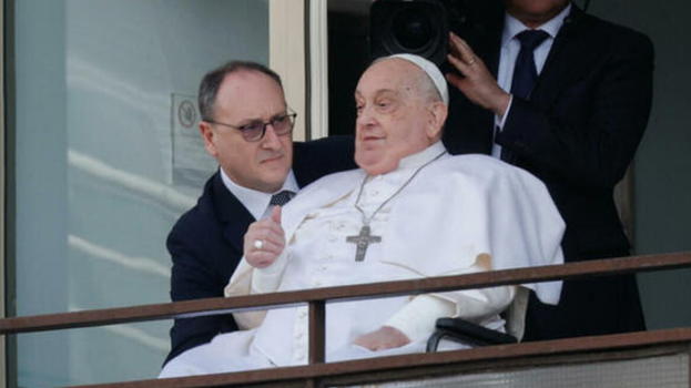 Papa Francesco si è affacciato dal Gemelli, la sua emozione: cos’è successo