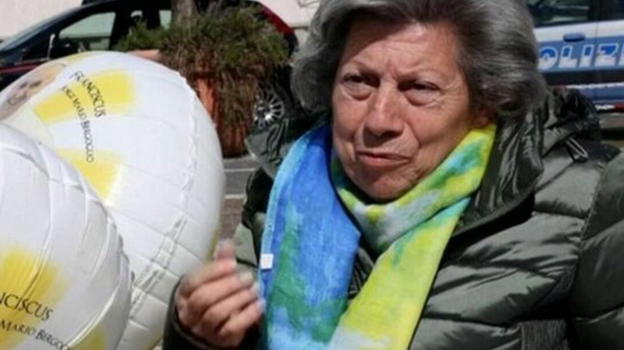 Papa Francesco, ecco chi è Carmela: la signora con i fiori gialli