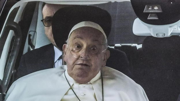 Papa Francesco, la notizia improvvisa fuori dall’ospedale