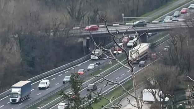 Tamponamento a catena, decine di auto coinvolte: traffico in tilt