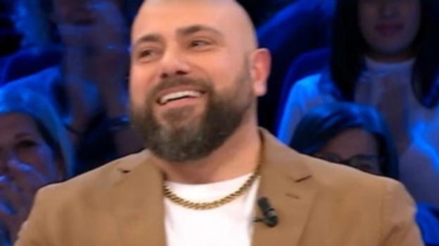 Affari Tuoi, il pubblico pazzo per Dino: ecco chi è veramente