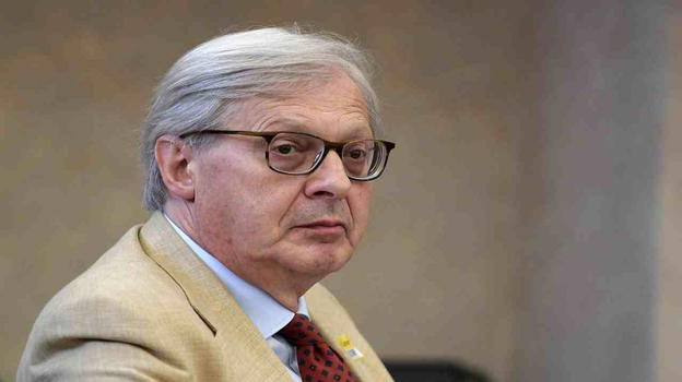 Vittorio Sgarbi non ce la fa più: la drastica decisione