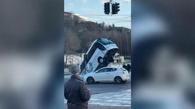 Ecco il video del pullman che cade nel Po: si vede chiaramente che..