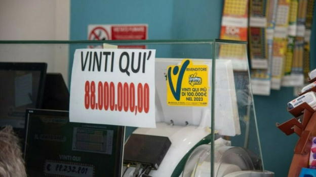 Vince 88milioni al superenalotto: la moglie scopre il tradimento dalle chat con la sorella