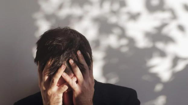 Papà si toglie la vita e lascia lettera: "Mi hai distrutto". La figlia 15enne con il fidanzato hanno..
