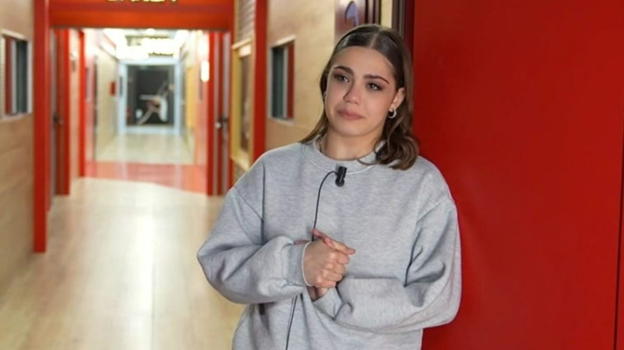 Amici 25, dopo la rovinosa caduta anche l’eliminazione per Raffaella. Caos dietro le quinte