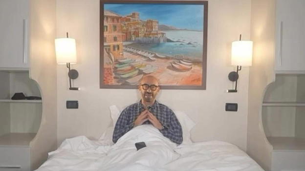 "È importante" Matteo Bassetti in pigiama spiega cosa succede di notte mentre dormiamo
