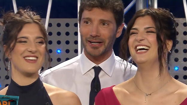 Affari Tuoi, bufera social sulle gemelle Sabrina e Francesca: "Tutto a caso, allucinante"