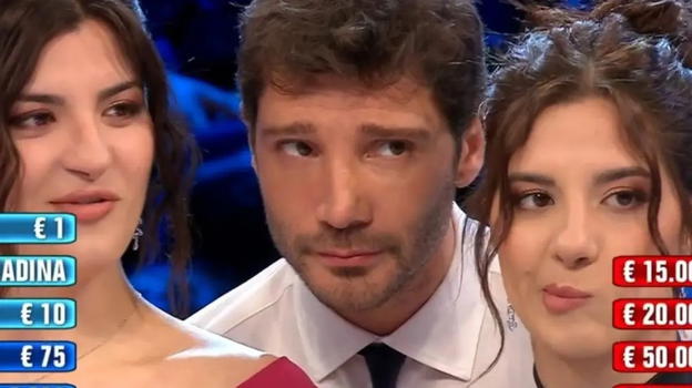 Le gemelle Sabrina e Francesca vincono 20 mila euro ad Affari Tuoi: la scoperta da brividi sul loro passato