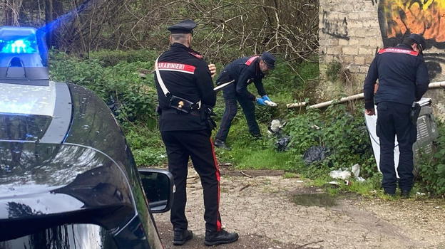 10 ladri entrano in una gioielleria: il titolare si fa giustizia da solo