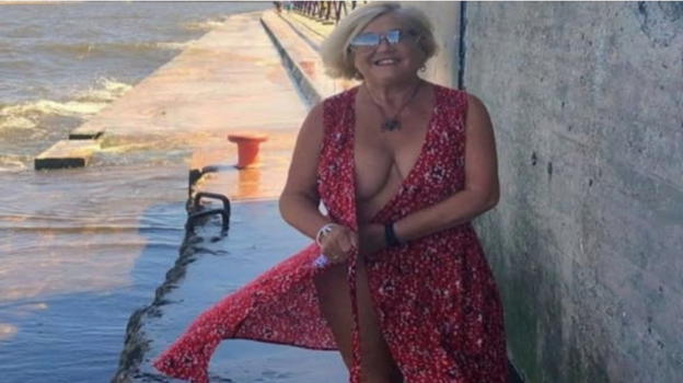 Beccata dal marito a fare cose assurde sotto il cavalcavia: apriva la vestaglia e…