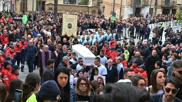 Funerali Sara Campanella, folla incredula e commossa: si è presentato anche lui