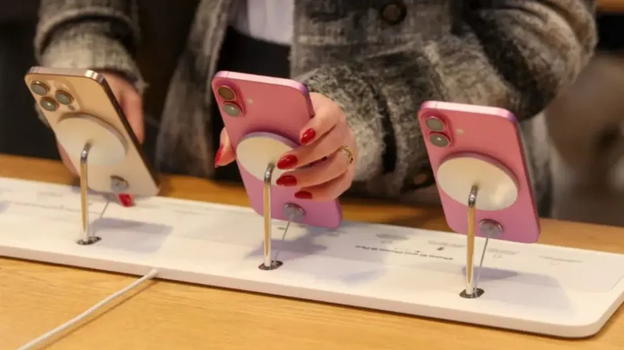 Iphone, la più colpita dai dazi: ecco quanto potrebbe arrivare a costare