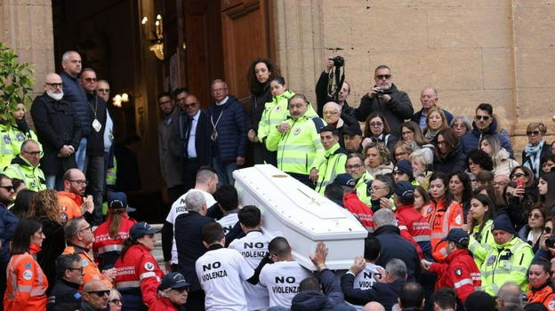 Funerali Sara Campanella, è successo sulla bara durante la cerimonia
