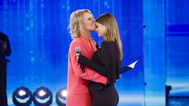 Amici, Alessandra Amoroso entra in studio e Maria non riesce a reggere l’emozione