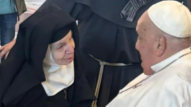 Papa Francesco incontra suor Francesca ma lei non regge