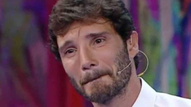 Stefano de Martino in lacrime in diretta tv