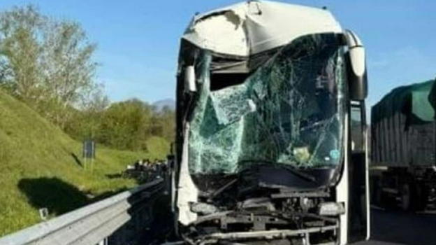 Italia, autobus carico di bambini finisce contro un Tir: soccorsi in azione