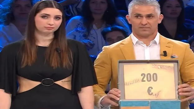 Affari Tuoi, insulti alla figlia dopo la puntata: pubblico senza parole