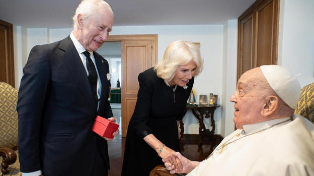 Carlo e Camilla incontrano il Papa ma tutti notano quel particolare