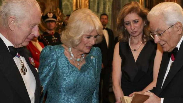 Camilla e Carlo cenano al Quirinale ma tutti notano la mancanza: perché non indossa la tiara