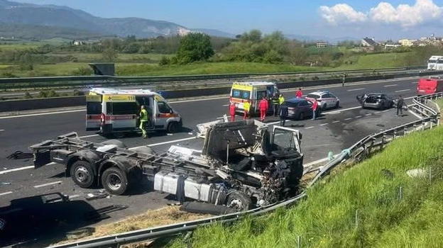 Italia, dramma in autostrada tra due camion e tre auto
