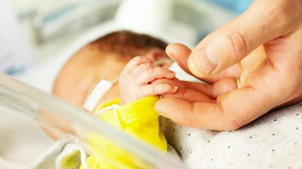 Neonato seviziato dal papà 22enne: "Gli metteva le dita..