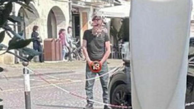Il volto noto fa i bisogni in piazza davanti ai passanti, il sindaco lo pubblica sui social