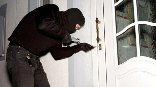 Trova i ladri rovistare in camera da letto, imbraccia il fucile e…