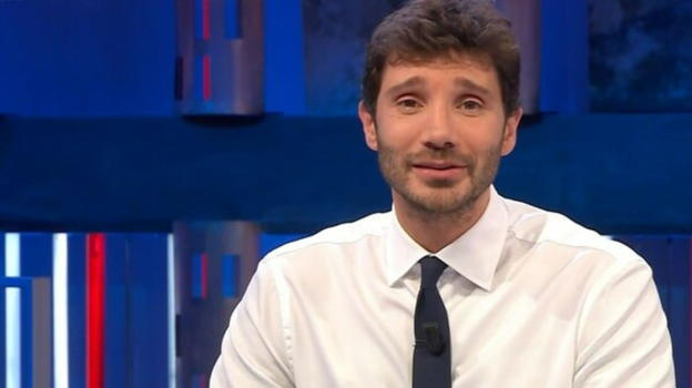 Santiago imita papà Stefano e ‘conduce’ Affari Tuoi, fan in delirio
