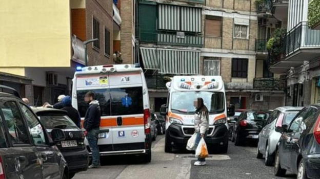 Il suocero le spara, mamma si lancia dal balcone con la figlia di un anno: sono entrambe…