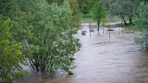 Padre e figlio trascinati dalla piena del fiume