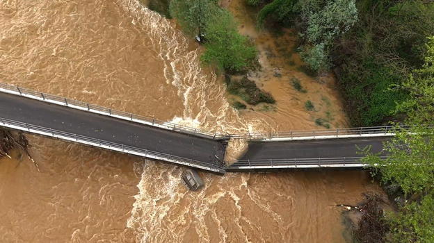 Il ponte è crollato: si è spezzato in due