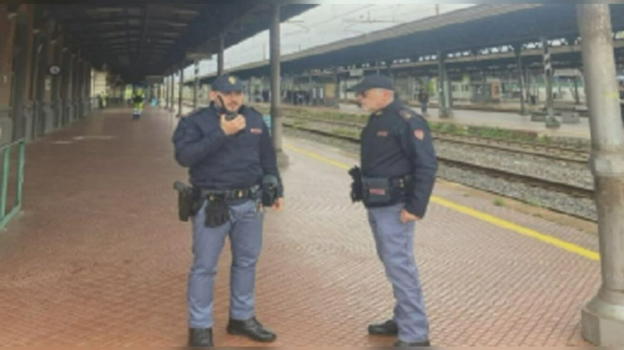 Dramma sui binari, il treno parte con i bambini a bordo con i genitori a terra