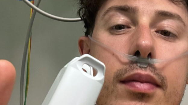 "Spero di non perdere la vita". Il famoso cantante italiano ricoverato in ospedale