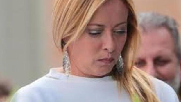 Giorgia Meloni, ecco perché indossa sempre abiti bianchi