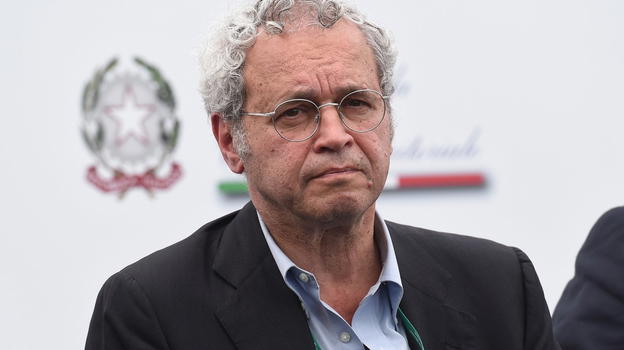 Enrico Mentana si commuove in diretta Tv per il decesso di Papa Francesco: "Devo dirvelo..