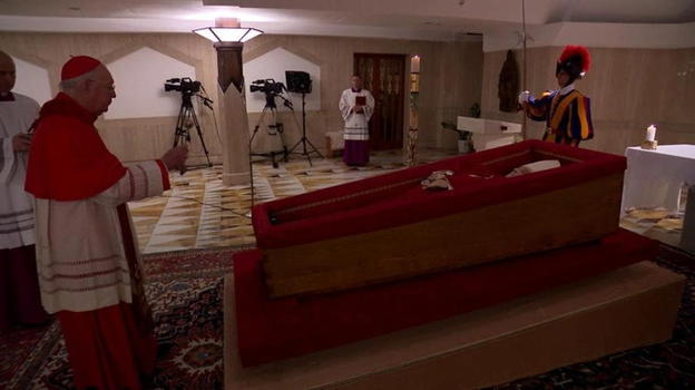 Papa Francesco, ecco la prima foto della salma