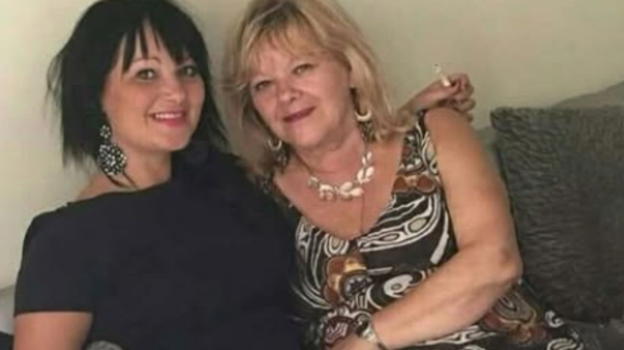 Vanno in bagno, uno dei figli le segue e scopre…