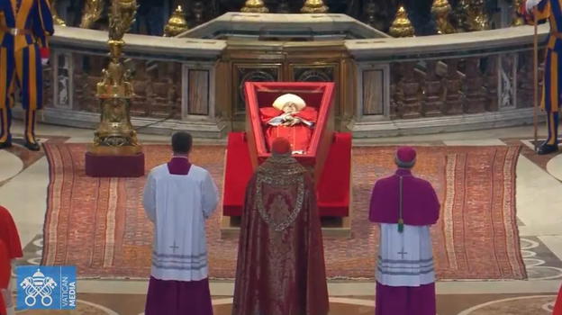 Papa Francesco, è successo alla camera ardente in Vaticano