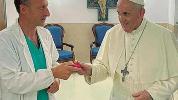 Papa Francesco, il medico Sergio Alfieri: "Aveva gli occhi aperti e mi ha..
