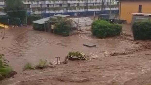 Nubifragio improvviso, case allagate e auto travolte dall’acqua