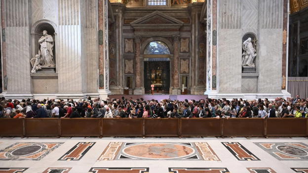 "Papa Francesco Santo Subito". Tanti i fedeli in Piazza