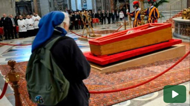 Camera ardente Papa Francesco, ecco chi è la suora con la borsa