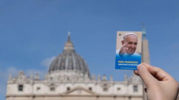 Papa Francesco, sfruttano la sua immagine per fare truffe online