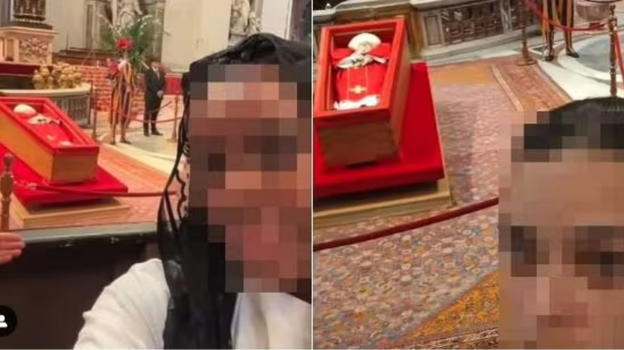 Fan si fanno selfie con il Papa dentro la bara: finisce malissimo