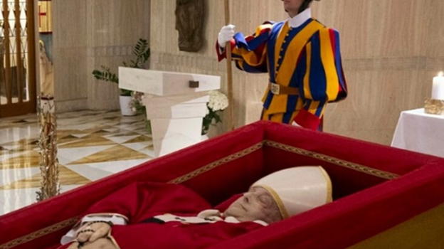 Choc sulla bara di Papa Francesco: una donna si è avvicinata e..
