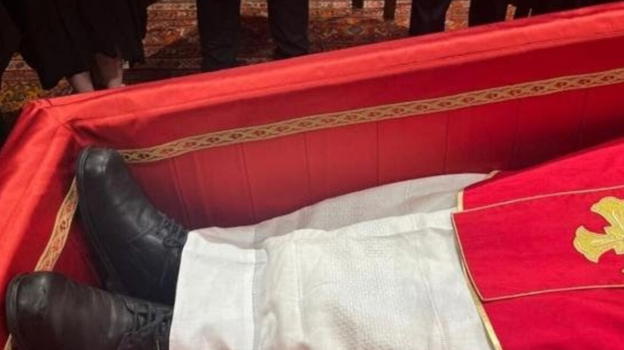Papa Francesco, il particolare delle scarpe che sconvolge i fedeli